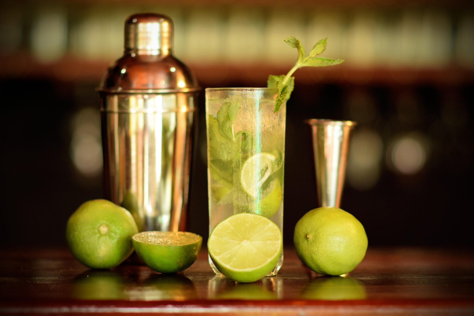 Frisch zubereiteter Mojito mit Limette und Minze