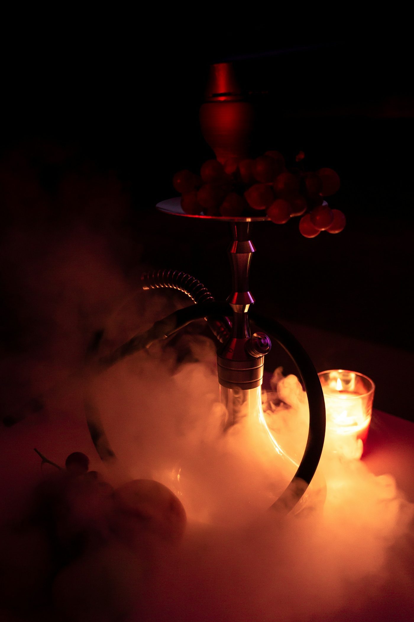 Diamonds Shisha in stimmungsvollem Rauch- und Kerzenlicht
